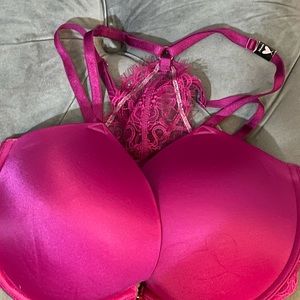 VS BRAS NEW WITH TAGS 34 DDD